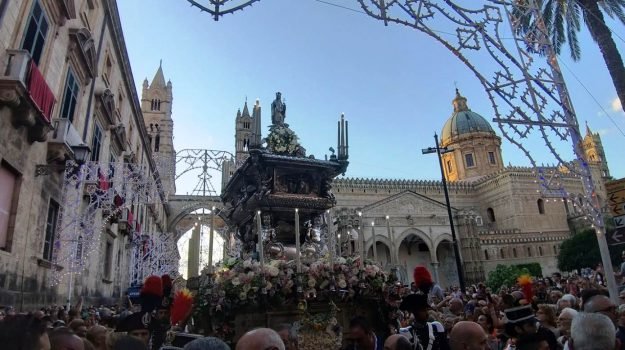 L’INCHINO DELLA PROCESSIONE DAVANTI LA CASA DEL BOSS.