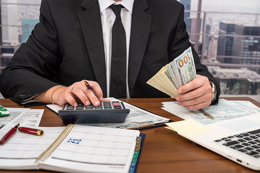 COMMERCIALISTA COLPEVOLE IN CONCORSO CON IL CLIENTE PER VISTO MENDACE