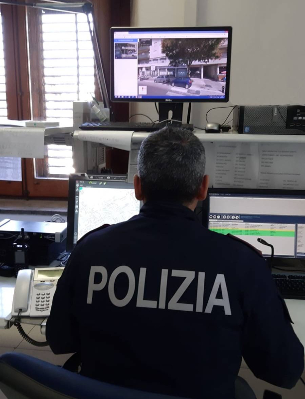 COSA RISCHIA IL POLIZIOTTO CHE FA UN CONTROLLO PER UN AMICO SUL SISTEMA S.D.I. IN DOTAZIONE ALLA POLIZIA?